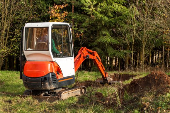 Entreprise de travaux forestier pour niveler un terrain forestier dans l'Yonne